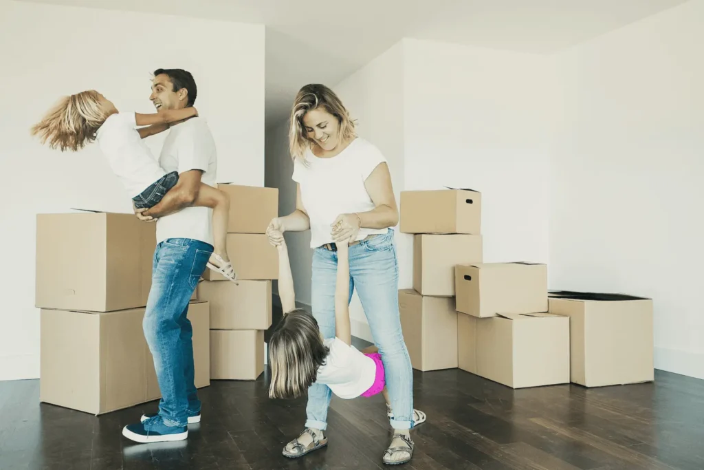 Familia con niños empacando durante una mudanza en Medellín, Colombia.