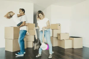Familia con niños empacando durante una mudanza en Medellín, Colombia.